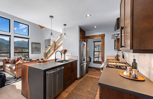 Estes Park Cabin | End Unit - EV Charger, Fireplace & Jacuzzi