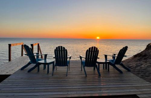 Holland House | Endearing Cottage with Fire Pit and Private Beach