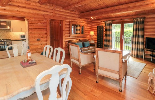 Carlton-in-Cleveland Cottage | ENDEAVOUR LODGE 4, family friendly, with hot tub in Stokesley