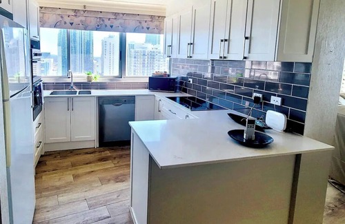 Surfers Paradise Apartment | Endless ocean views-spacious apartment with resort facilities, close to action