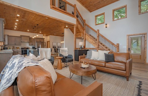 Sevierville Cabin | EndlessViews: Pool*Views*HotTub*Wifi*Theater*GameRoom*S/Secluded