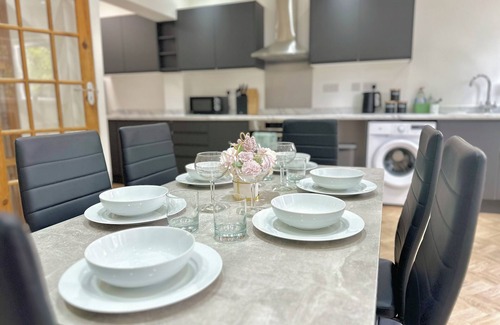 Enfield Highway House | Enfield’s Spacious Hidden Gem+ WIFI + Parking + Garden space