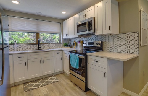 Grove City House | Englewood Vacation Home w/Screened Porch!