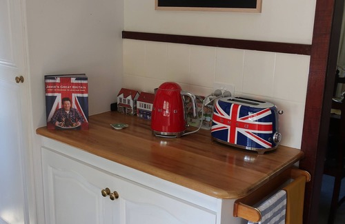 Eagle Heights House | ENGLISH STYLE COTTAGE 400M WALK FROM GALLERY WALK!