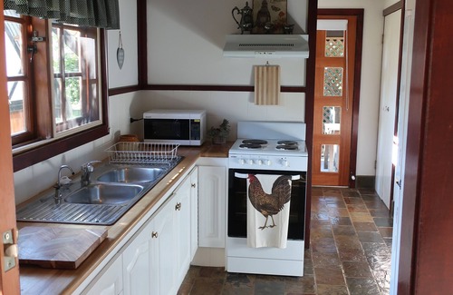 Eagle Heights House | ENGLISH STYLE COTTAGE 400M WALK FROM GALLERY WALK!