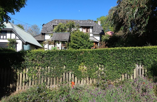 Eagle Heights House | ENGLISH STYLE COTTAGE 400M WALK FROM GALLERY WALK!
