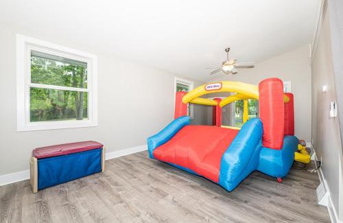 Twin Lakes House | EnglishPrairieBnB - 8 Bedrooms - 4 Bathrooms
