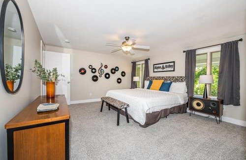 Twin Lakes House | EnglishPrairieBnB - 8 Bedrooms - 4 Bathrooms
