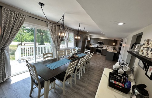 Twin Lakes House | #EnglishPrairieBnB - 8 Bedroom - 4.5 Bathrooms