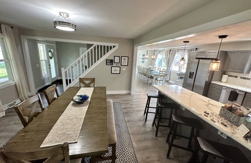 Twin Lakes House | #EnglishPrairieBnB - 8 Bedroom - 4.5 Bathrooms