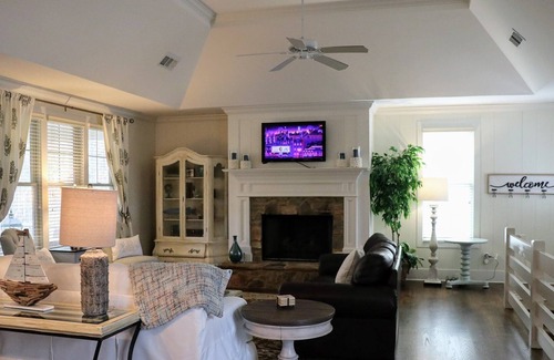 Reynolds Landing House | Enjoy 4 bedroom golf views at Porchview Manor