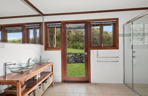 Lowanna House | Enjoy a 5-star experience in the Australian bushland, Ideal for groups retreats.