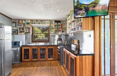Lowanna House | Enjoy a 5-star experience in the Australian bushland, Ideal for groups retreats.