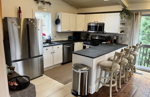 New Milford House | Enjoy a getaway on the scenic Housatonic River/Lake Lilinonah in New Milford, CT