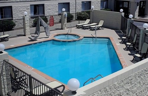 Tusayan Hotel | Enjoy a Hassle-Free and Suiting Stay! Free Parking, Outdoor Pool, Hot Tub