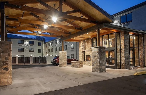 Tusayan House | Enjoy a Hassle-Free and Suiting Stay! 4 Convenient Units, Pool, Parking, Hot Tub