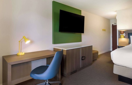 Oyster Point Hotel | Enjoy a Hassle-Free Stay! Pets Allowed, Near Brisbane Community Park