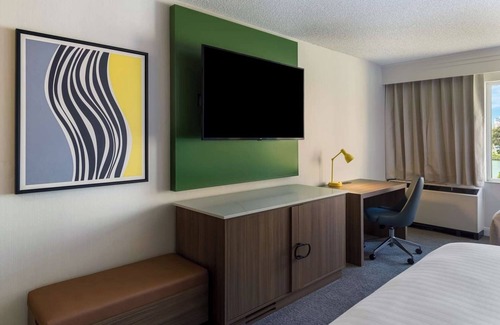 Oyster Point Hotel | Enjoy a Hassle-Free Stay! Pets Allowed, Near Brisbane Community Park