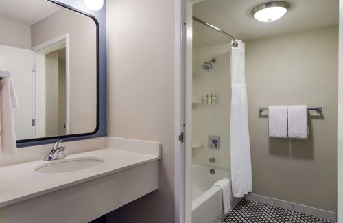 Oyster Point Hotel | Enjoy a Hassle-Free Stay! Pets Allowed, Near Brisbane Community Park