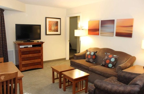 Vancouver Hotel | Enjoy a Hassle-Free Stay! Close to Orchards Park West, w/Free Breakfast, Pool!