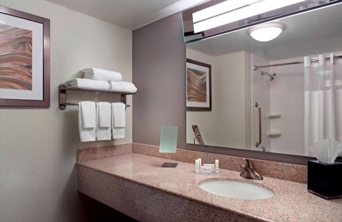 Cumberland Hotel | Enjoy a Hassle-Free Stay! Indoor Pool, Pet-Friendly