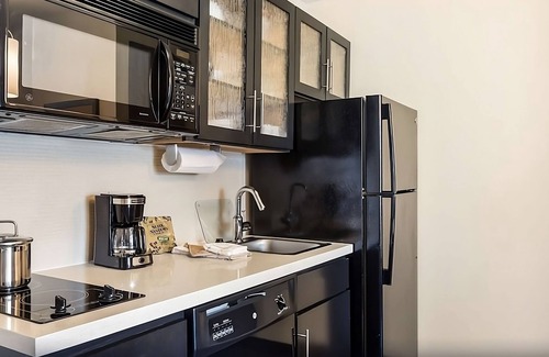 Memorial Resort | Enjoy a Hassle-Free Stay! Near Cockrell Butterfly Center, Pet-Friendly!