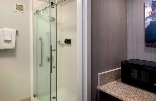 Milford Hotel | Enjoy a Hassle-Free Stay in Milford! Pet-Friendly, w/Pool, Close to Sandy Beach