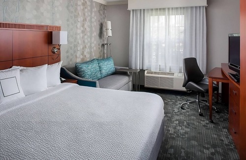 South Lowell Hotel | Enjoy a Hassle-Free Stay! Pet-Friendly, Close to Merrimack Repertory Theatre