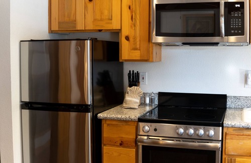 Tahoya Shores Hotel | Enjoy a Hassle-Free Stay! Onsite Pool, Free Parking, Close to Agate Bay