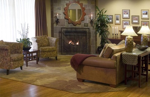 Folsom Hotel | Enjoy a Homey King Suite with Plush Bedding and Full Kitchen Near Folsom Trail!