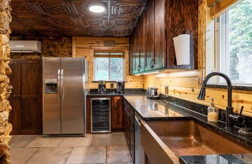 Shenandoah Cabin | Enjoy a nature retreat in this secluded 4 bedroom lodge in Shenandoah,Virginia.
