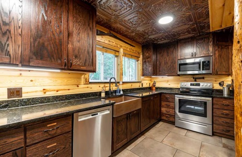 Shenandoah Cabin | Enjoy a nature retreat in this secluded 4 bedroom lodge in Shenandoah,Virginia.