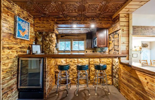 Shenandoah Cabin | Enjoy a nature retreat in this secluded 4 bedroom lodge in Shenandoah,Virginia.