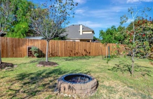 Fort Worth House | Enjoy a nice home with a beautiful garden.