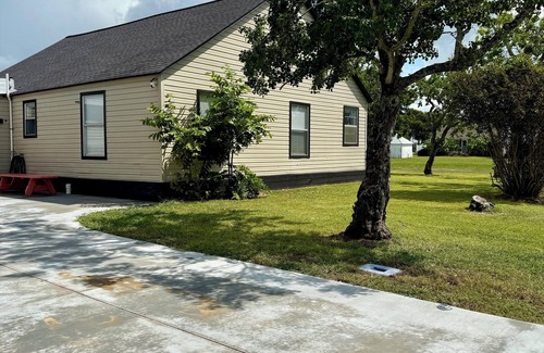 Matagorda House | Enjoy a nice retreat conveniently a few miles from beach or fishing docks.