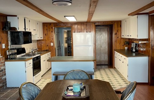 Linwood House | Enjoy a panoramic view from a private home on the water