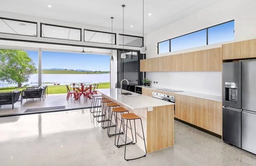 Barrine House | Enjoy a perfect family holiday at this lake front escape in Barrine!