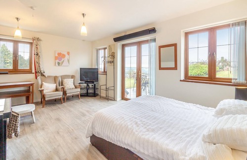 Cwm Frwd Oer Cottage | Enjoy a quiet retreat at this one bedroom hilltop studio with views over the countryside.
