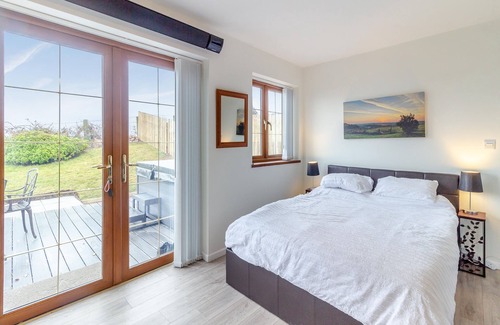 Cwm Frwd Oer Cottage | Enjoy a quiet retreat at this one bedroom hilltop studio with views over the countryside.