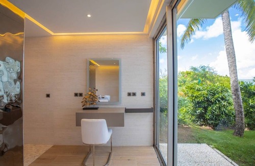Les Terres Basses Villa | Enjoy a relaxing holiday in this 7 bedroom sea view and green garden villa