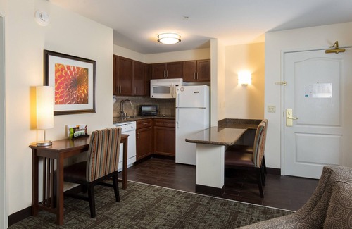 Maumee Condo | Enjoy a relaxing stay in Maumee | King Suite Near Bowling Green State University