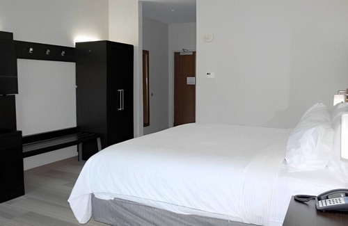 White Hall House | Enjoy a Romantic Staycation in an Elegant Haven