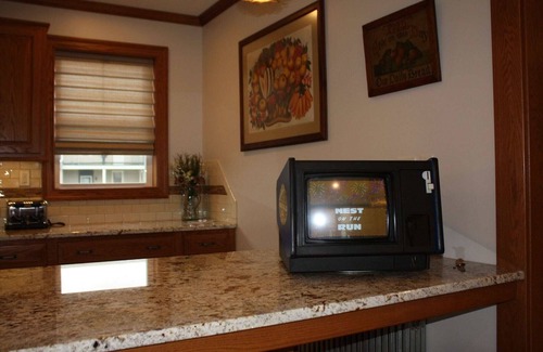 Mount Joy House | Enjoy a soak in the hot tub and a bonfire after exploring Lancaster County!