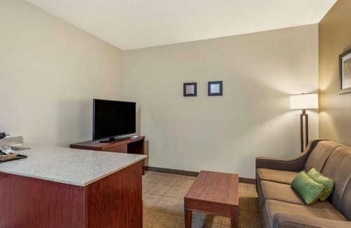 Castle Rock House | Enjoy a spacious suite near Castle Rock attractions!