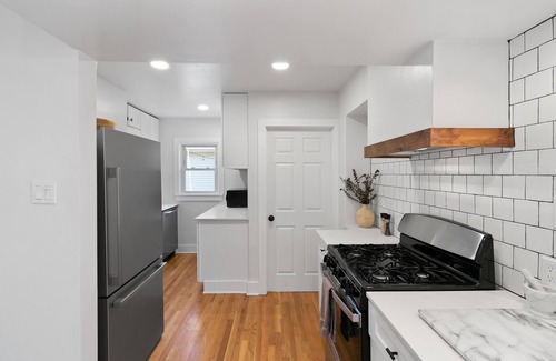Oak Park Apartment | Enjoy a stay at this cozy lower flat in Oak Park Michigan