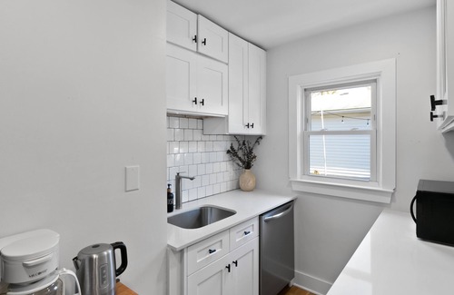 Oak Park Apartment | Enjoy a stay at this cozy lower flat in Oak Park Michigan