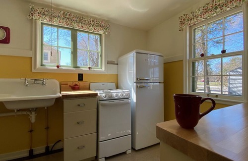 Greendale House | Enjoy a stay in Greendale, WI a National Historic Landmark!