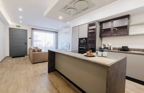 Qawra Apartment | Enjoy a stylish experience at this centrally-located place