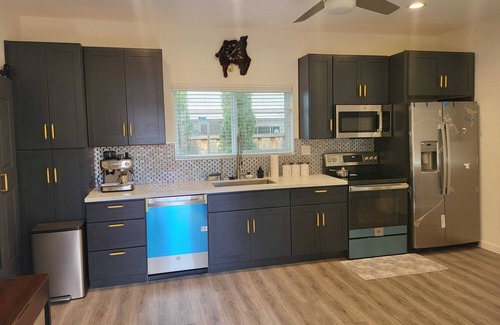 Union City House | Enjoy a stylish 2 bed & 2 bath Modern Guesthouse