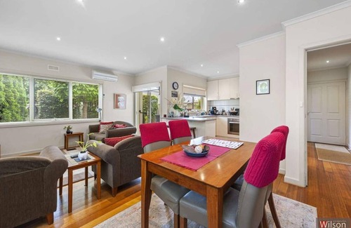 Lake Wendouree Apartment | Enjoy a stylish experience at this centrally located apartment